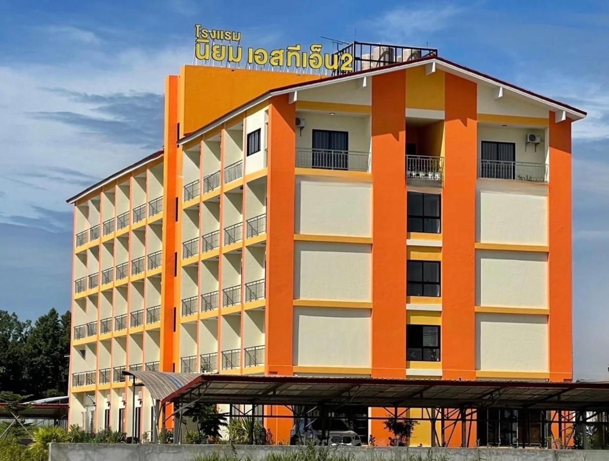 โรงแรมนิยม เอสทีเอ็น 2 - Niyom Stn 2 Hotel Ban Phue Exteriér fotografie