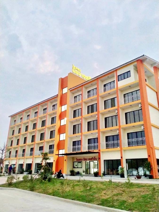 โรงแรมนิยม เอสทีเอ็น 2 - Niyom Stn 2 Hotel Ban Phue Exteriér fotografie